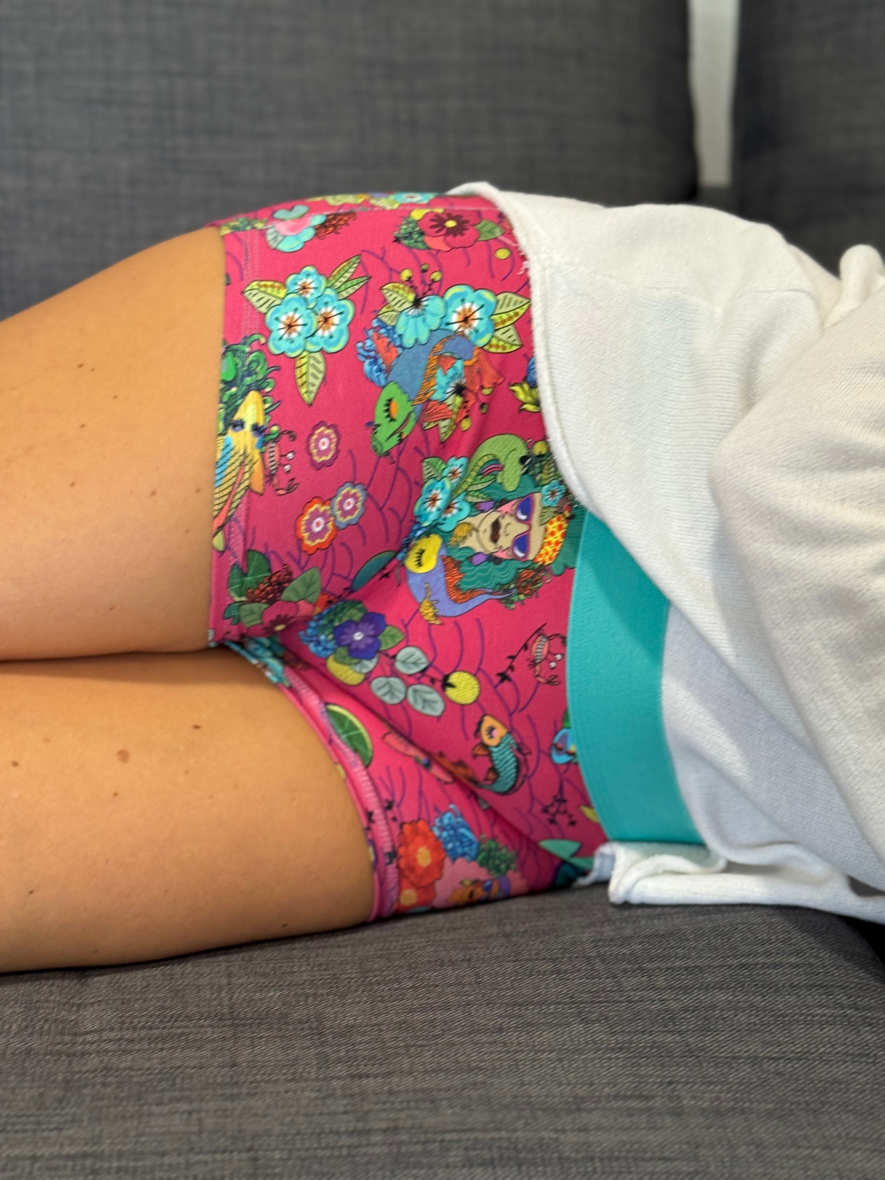 Schockhöschen Panty Koi Pink Vorderansicht — verspielter Koi-Print auf leuchtendem Pink, 95 % Baumwolle fair in Deutschland genäht, Größen XS bis 4XL