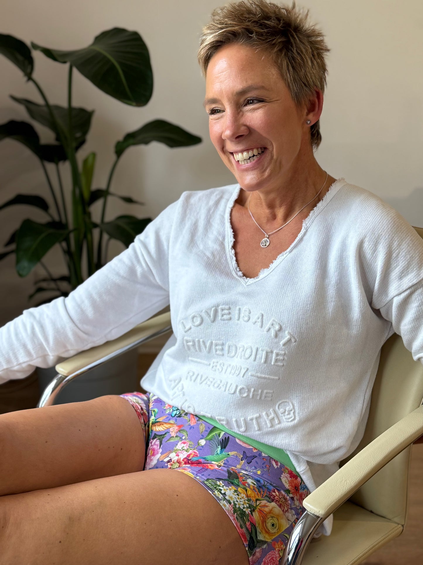 Schockhöschen Poesie Lila Lifestylefoto— bunte Blumen und Kolibri auf lilafarbenen Hintergrund mit hellgrünem Gummibund 95 % Baumwolle fair in Deutschland genäht, Größen XS bis 4XL