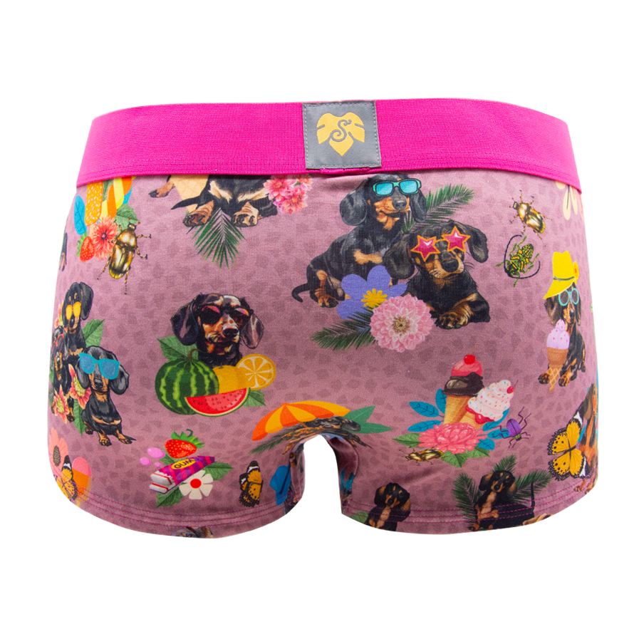 Schockhöschen Panty Dackel Love flieder Rückansicht — Dackel-Sommerprint auf Flieder mit pinkfarbenem Bund und goldenem Logo, 95 % Baumwolle fair in Deutschland genäht, Größen XS bis 4XL