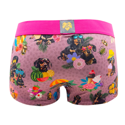 Schockhöschen Panty Dackel Love flieder Rückansicht — Dackel-Sommerprint auf Flieder mit pinkfarbenem Bund und goldenem Logo, 95 % Baumwolle fair in Deutschland genäht, Größen XS bis 4XL