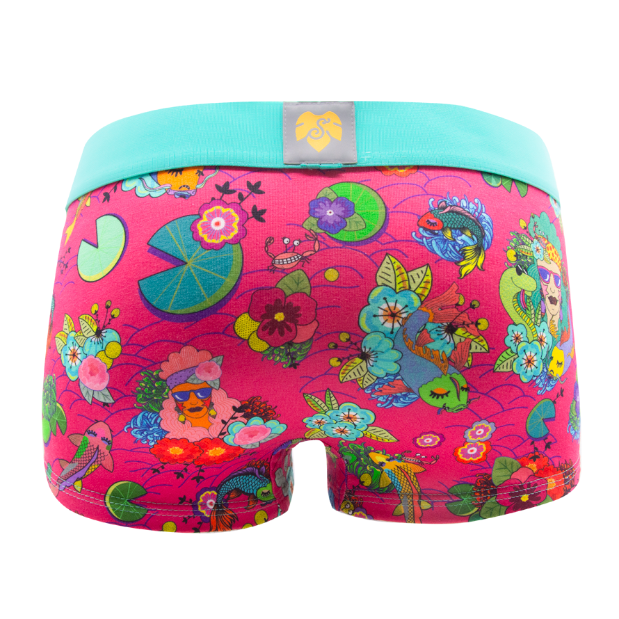 Schockhöschen Panty Koi Pink Rückansicht — japanisch inspirierter Print mit Koi-Fischen, Seerosen und Schmetterlingen auf Hot-Pink, türkisfarbener Bund, exklusives Design