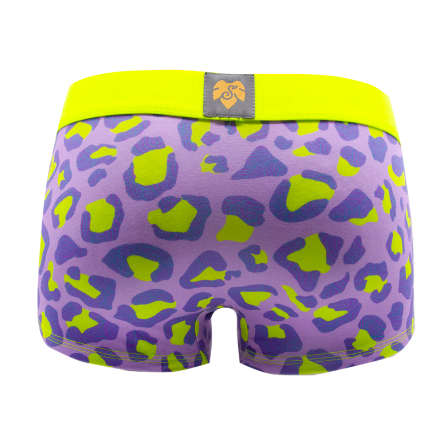 Schockhöschen Panty Leo Neon Rückansicht — lila Leopardenmuster mit neongelb-grünen Spots, neongelber Bund, goldenes Logo