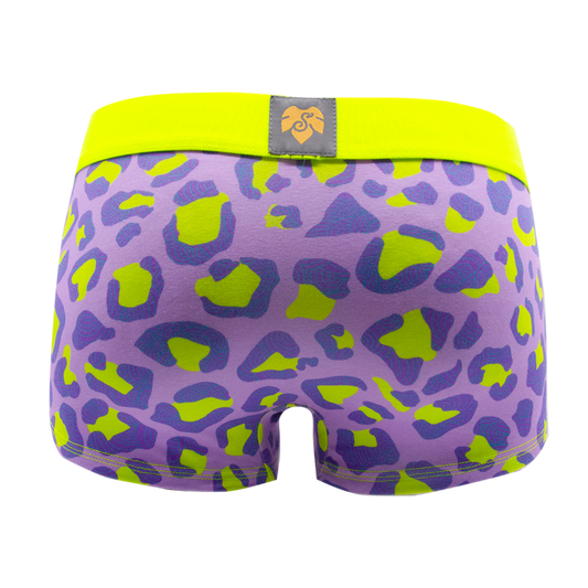 Schockhöschen Panty Leo Neon Rückansicht — lila Leopardenmuster mit neongelb-grünen Spots, neongelber Bund, goldenes Logo