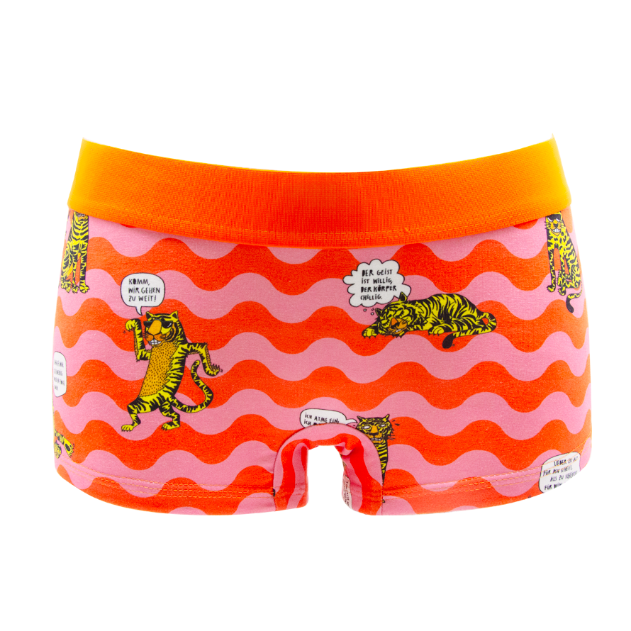 Schockhöschen Panty Tiger mit Weisheiten Detailansicht — Tiger-Illustration mit Weisheiten-Sprechblasen, leuchtend orange-pinkes Wellenmuster, 95 % Baumwolle fair genäht