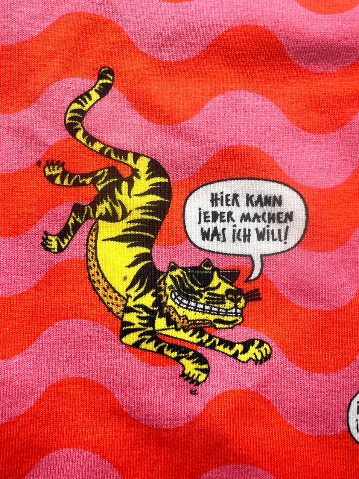 Schockhöschen Panty Tiger mit Weisheiten Detailansicht — Tiger-Illustration mit Weisheiten-Sprechblasen, leuchtend orange-pinkes Wellenmuster, 95 % Baumwolle fair genäht