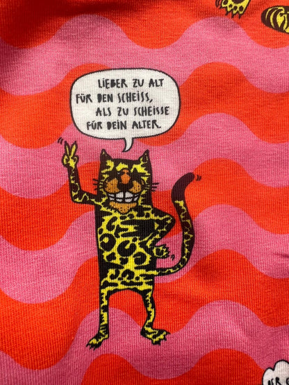 Schockhöschen Panty Tiger mit Weisheiten Detailansicht — Tiger-Illustration mit Weisheiten-Sprechblasen, leuchtend orange-pinkes Wellenmuster, 95 % Baumwolle fair genäht