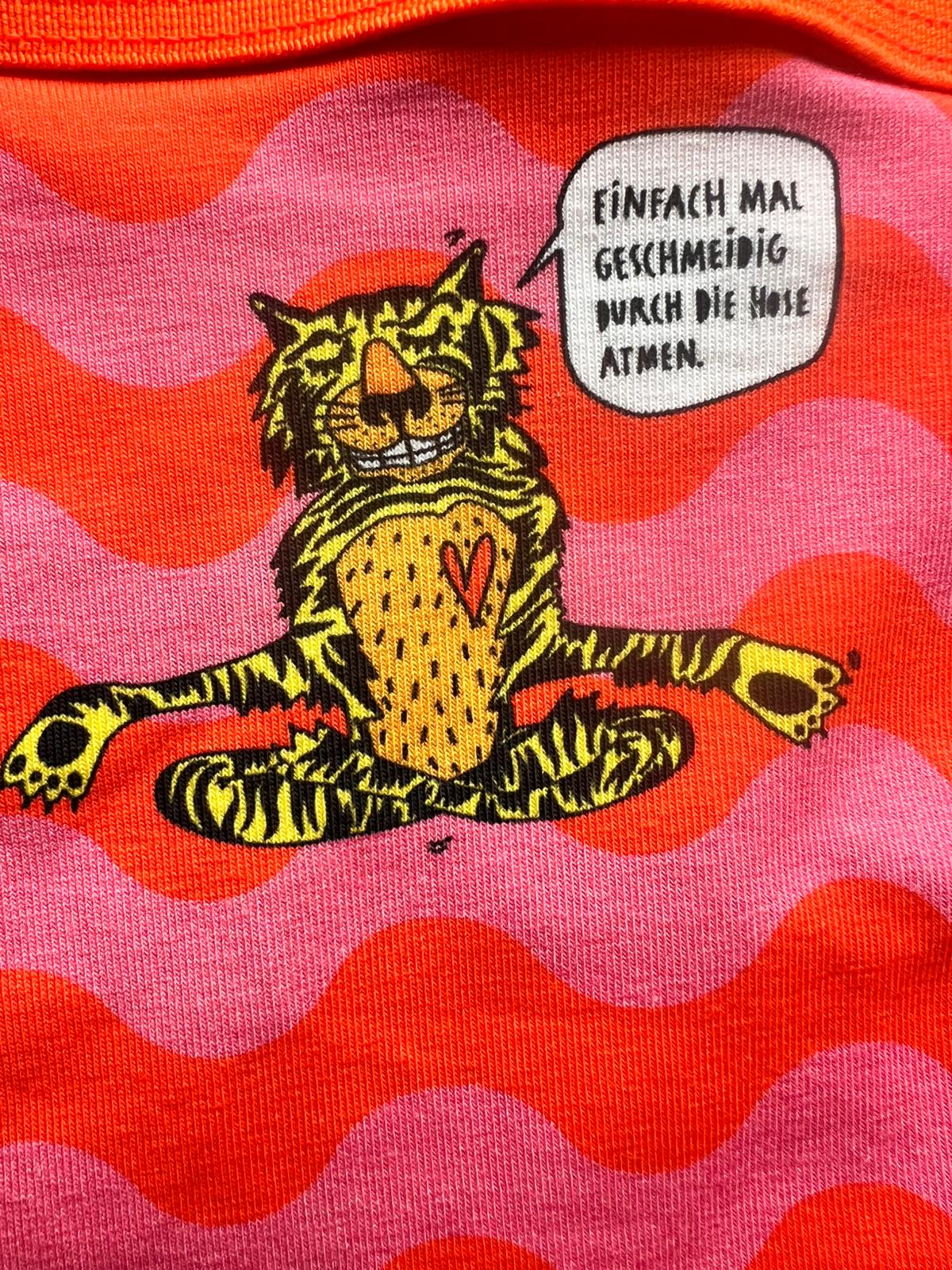 Schockhöschen Panty Tiger mit Weisheiten Detailansicht — Tiger-Illustration mit Weisheiten-Sprechblasen, leuchtend orange-pinkes Wellenmuster, 95 % Baumwolle fair genäht
