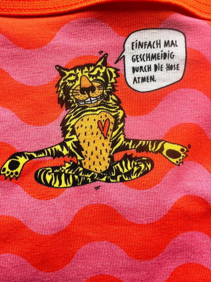 Schockhöschen Panty Tiger mit Weisheiten Detailansicht — Tiger-Illustration mit Weisheiten-Sprechblasen, leuchtend orange-pinkes Wellenmuster, 95 % Baumwolle fair genäht